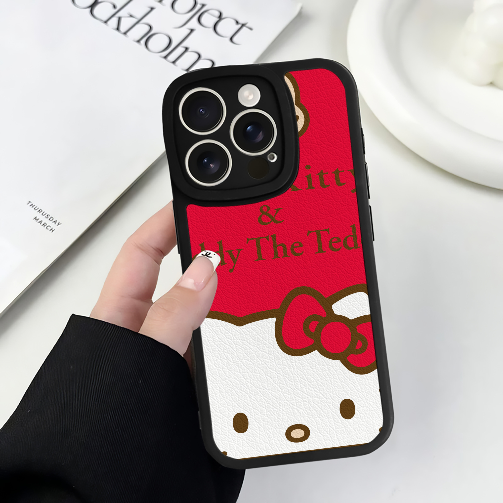 （画像用） Hello Kitty ハローキティ 【iPhone 16シリーズ対応】シリコンスマホケース（レザー調） 材質：シリコン